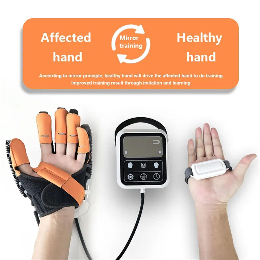 Eine betroffene Hand in einem orangefarbenen Therapiedesigner, eine Steuereinheit und eine gesunde Hand.
