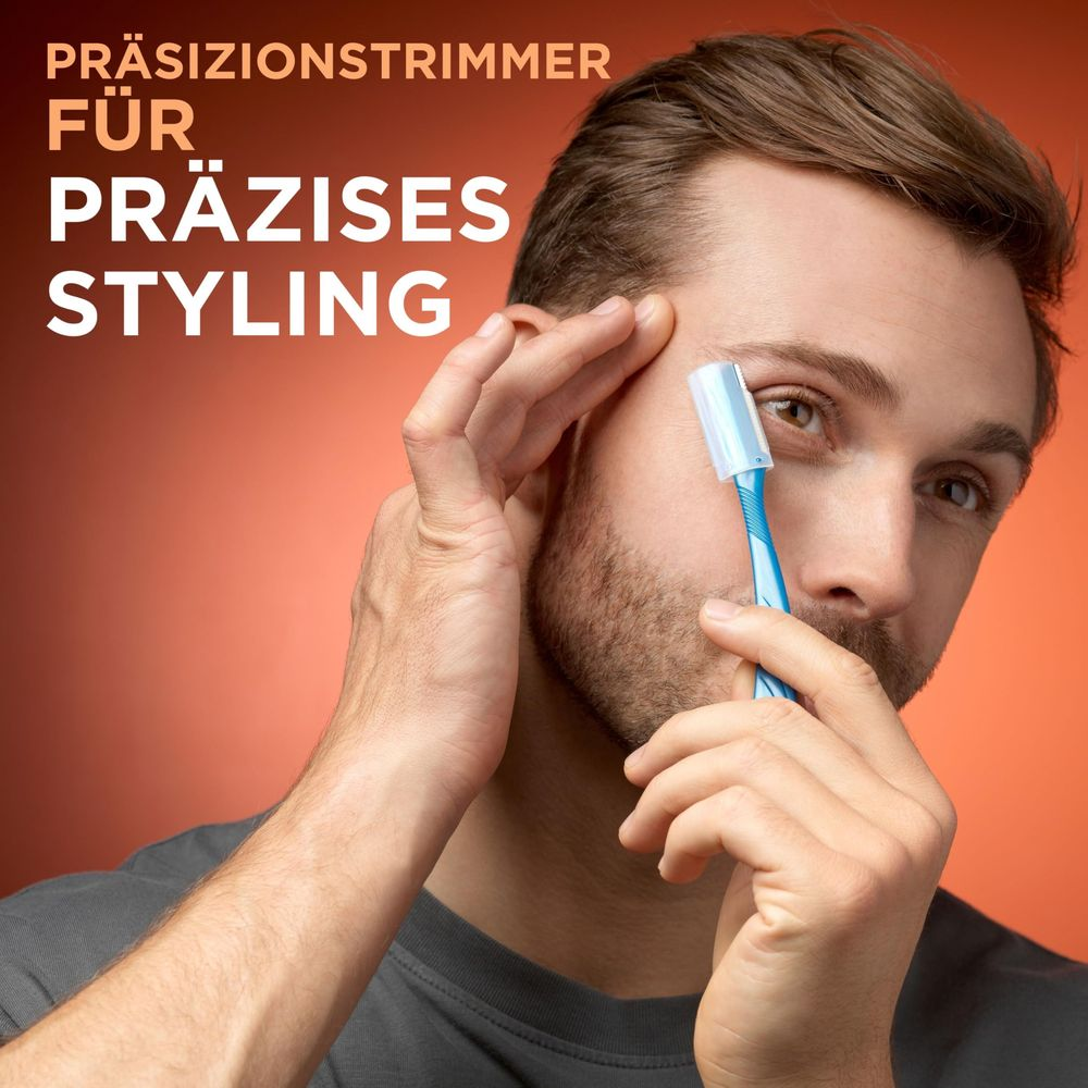 Un uomo si regola le sopracciglia con un rifinitore di precisione blu su sfondo arancione.