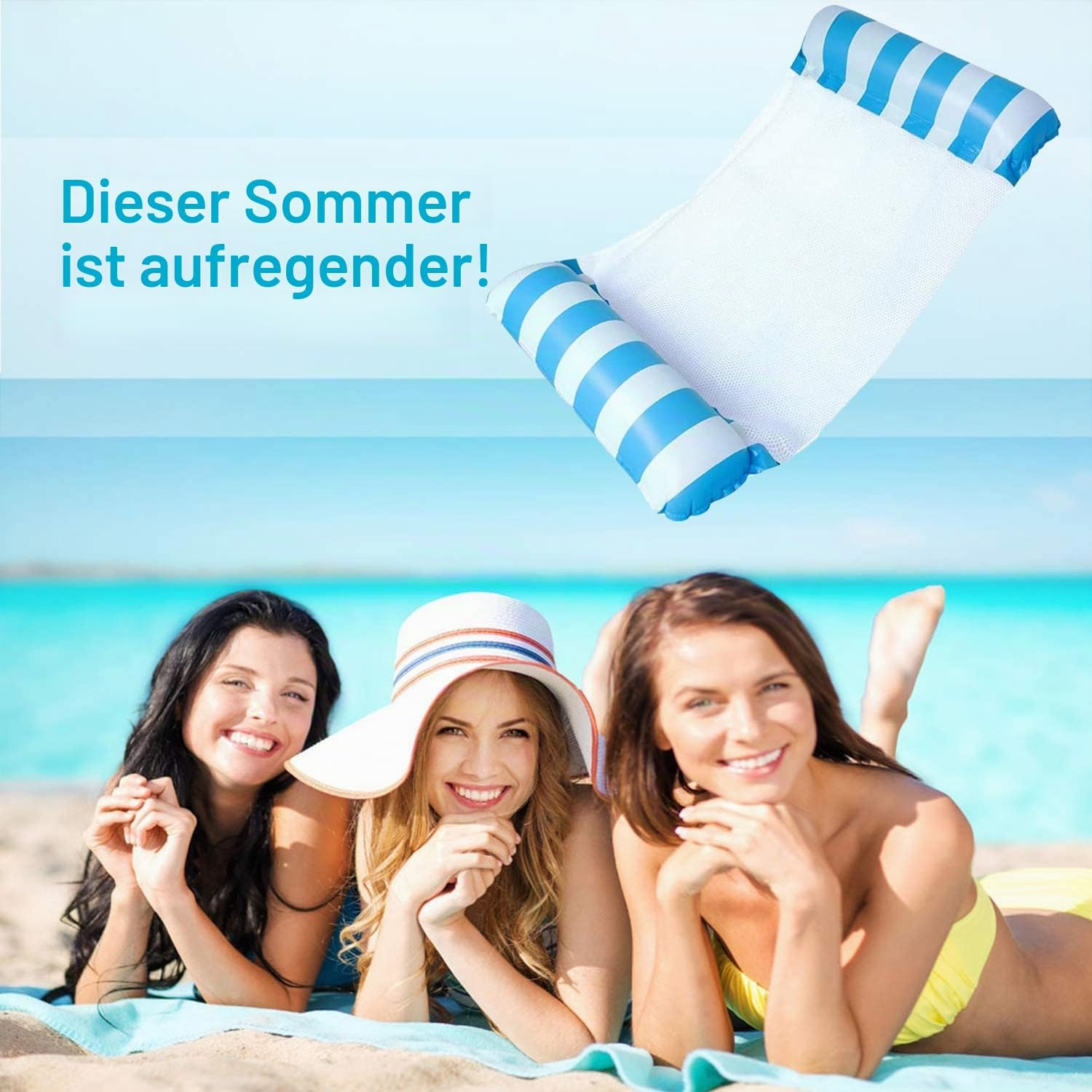 Drei glückliche Frauen liegen am Sandstrand mit blauem Meer im Hintergrund, darüber schwebt eine blau-weiße Pool-Luftmatratze.