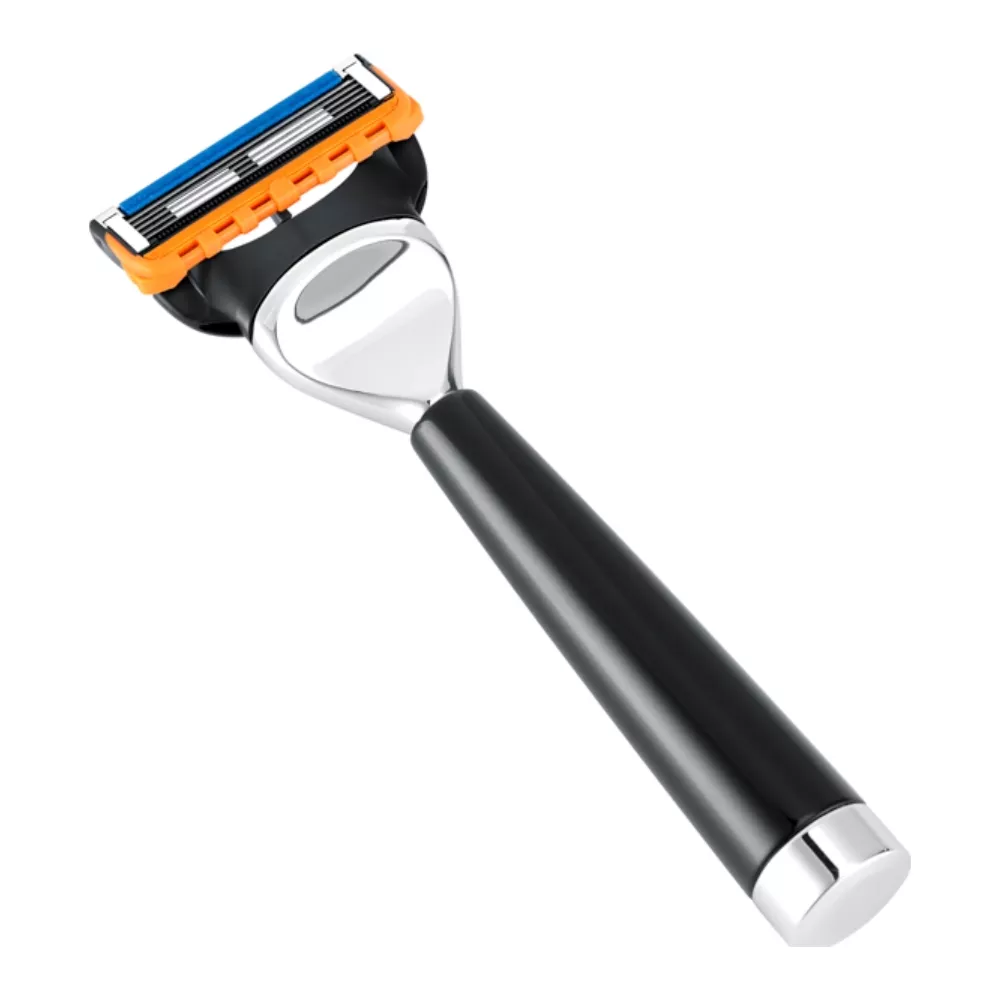 Un rasoio con manico nero, collo argento e testa arancione e blu a cinque lame su sfondo bianco.
