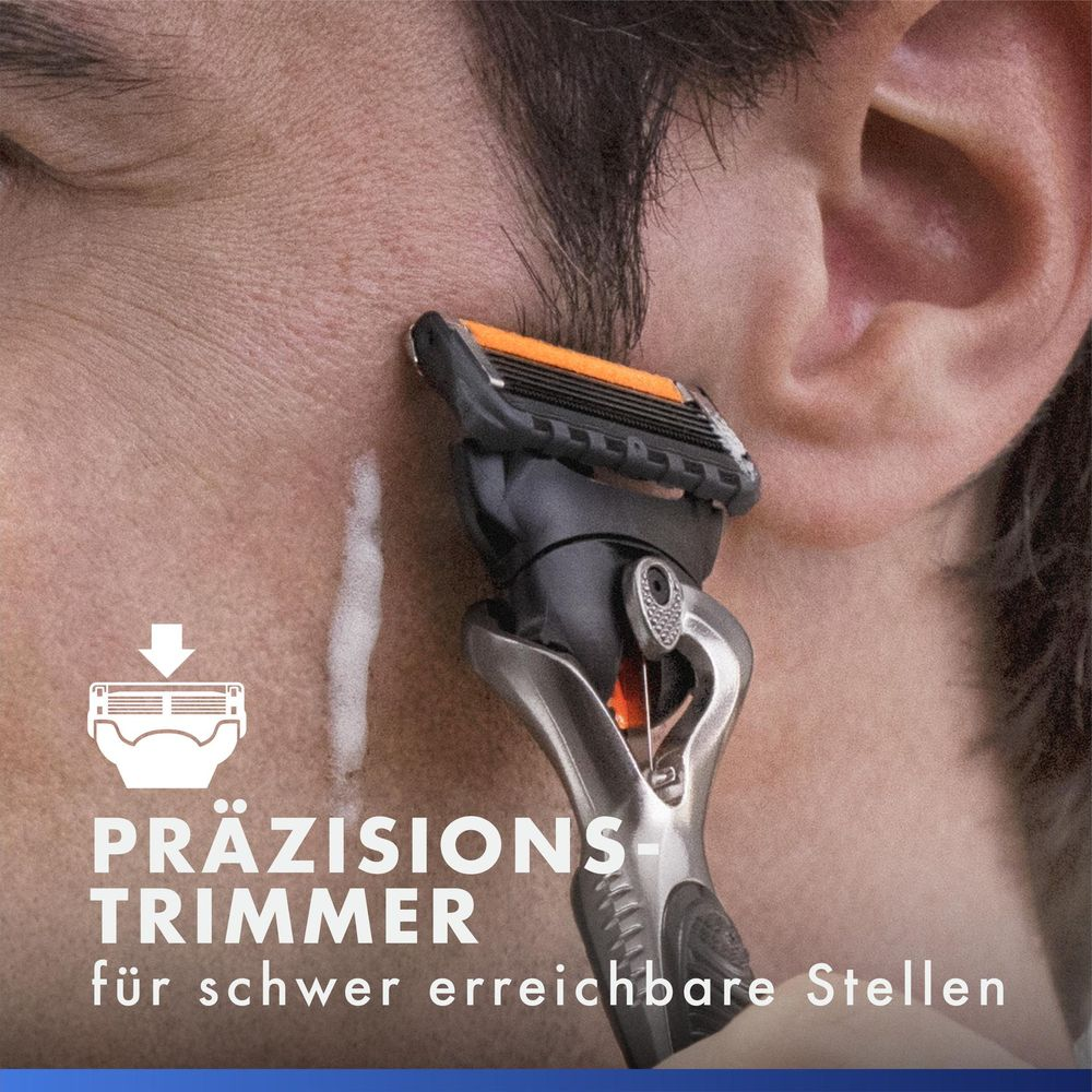 Primo piano di un rasoio che rifinisce le basette di un uomo con testo di precisione.