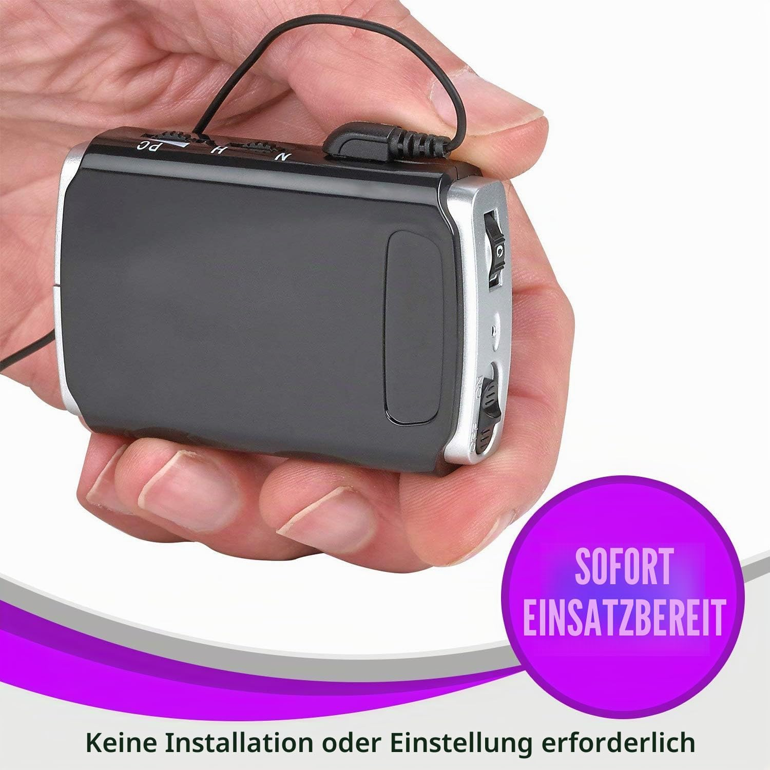 Eine Hand hält ein kleines schwarzes und silbernes Empfangsgerät mit Antennenkabel. Unten Text auf weißem Grund.