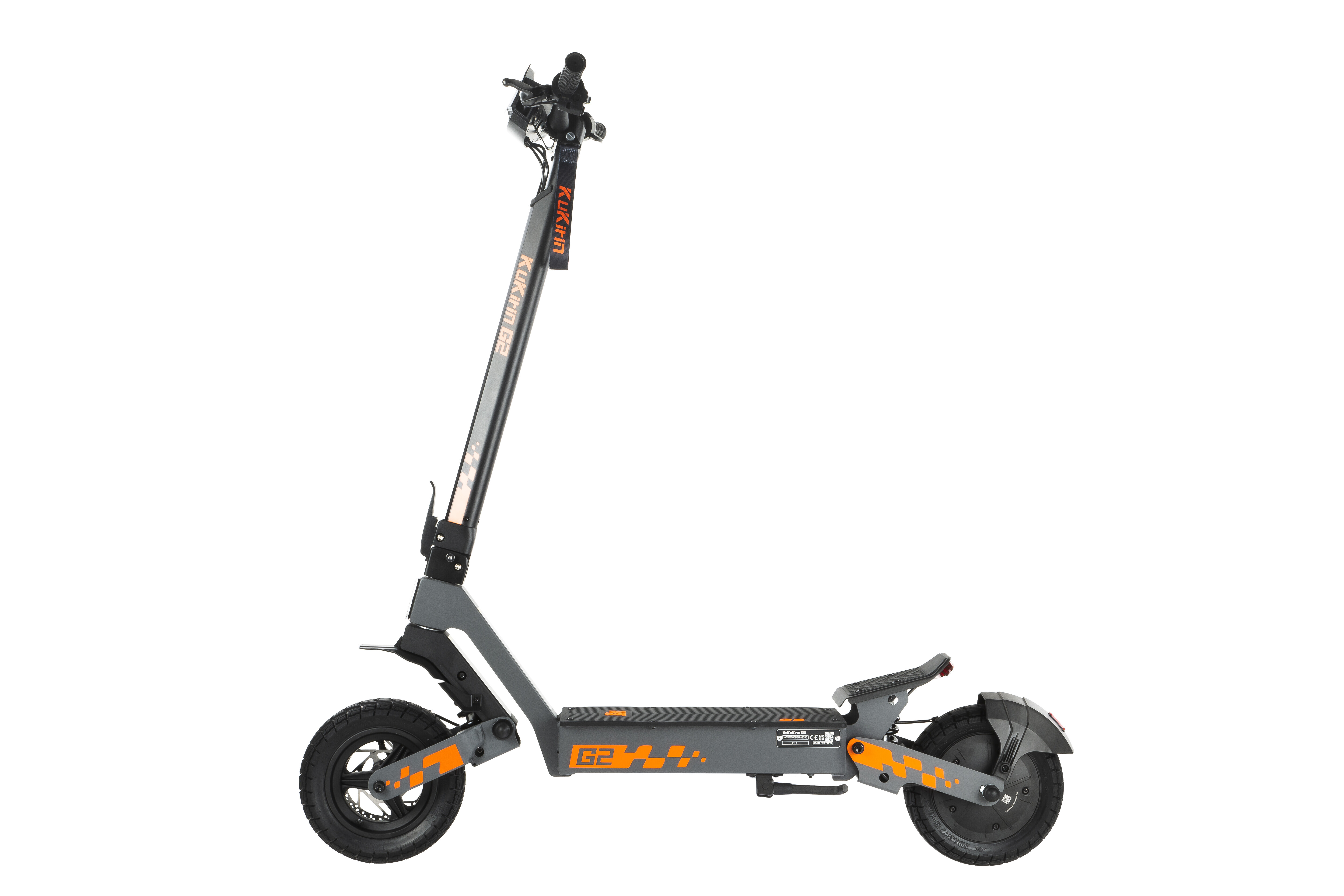 Ein grauer Elektroroller mit orangefarbenen Akzenten steht vor weißem Hintergrund.