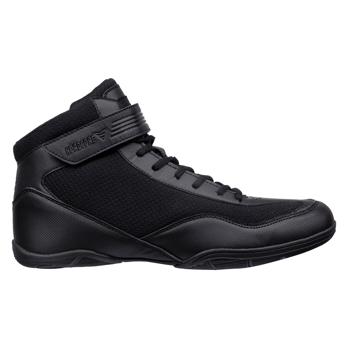 Ein schwarzer hoher Sneaker mit Schnürsenkeln und Klettverschluss auf weißem Hintergrund.