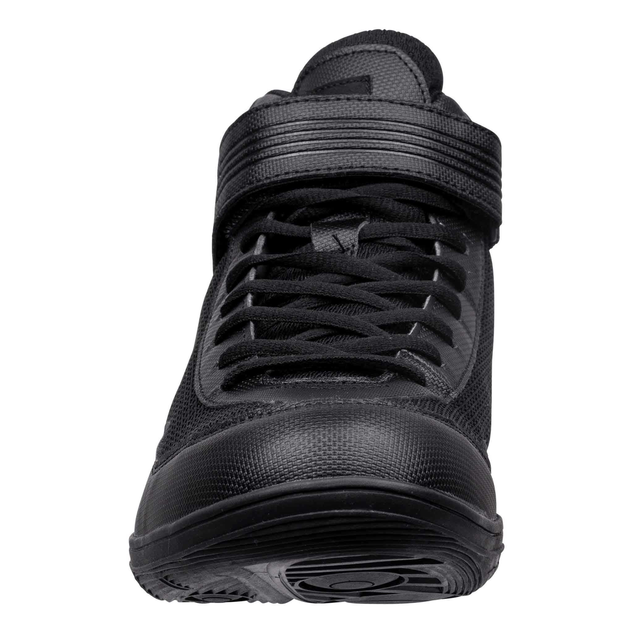 Ein einzelner schwarzer hoher Sneaker von vorne gesehen, mit Schnürsenkeln und einem Klettverschlussriemen.