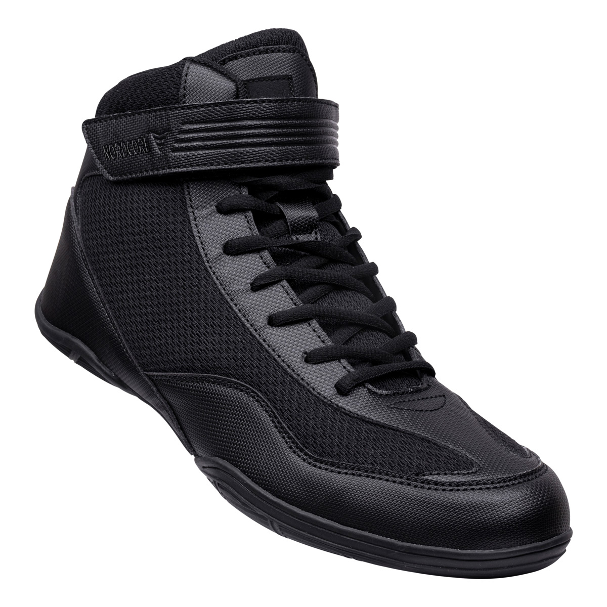 Ein schwarzer hoher Sneaker mit Schnürsenkeln und einem Klettverschlussriemen am Knöchel.