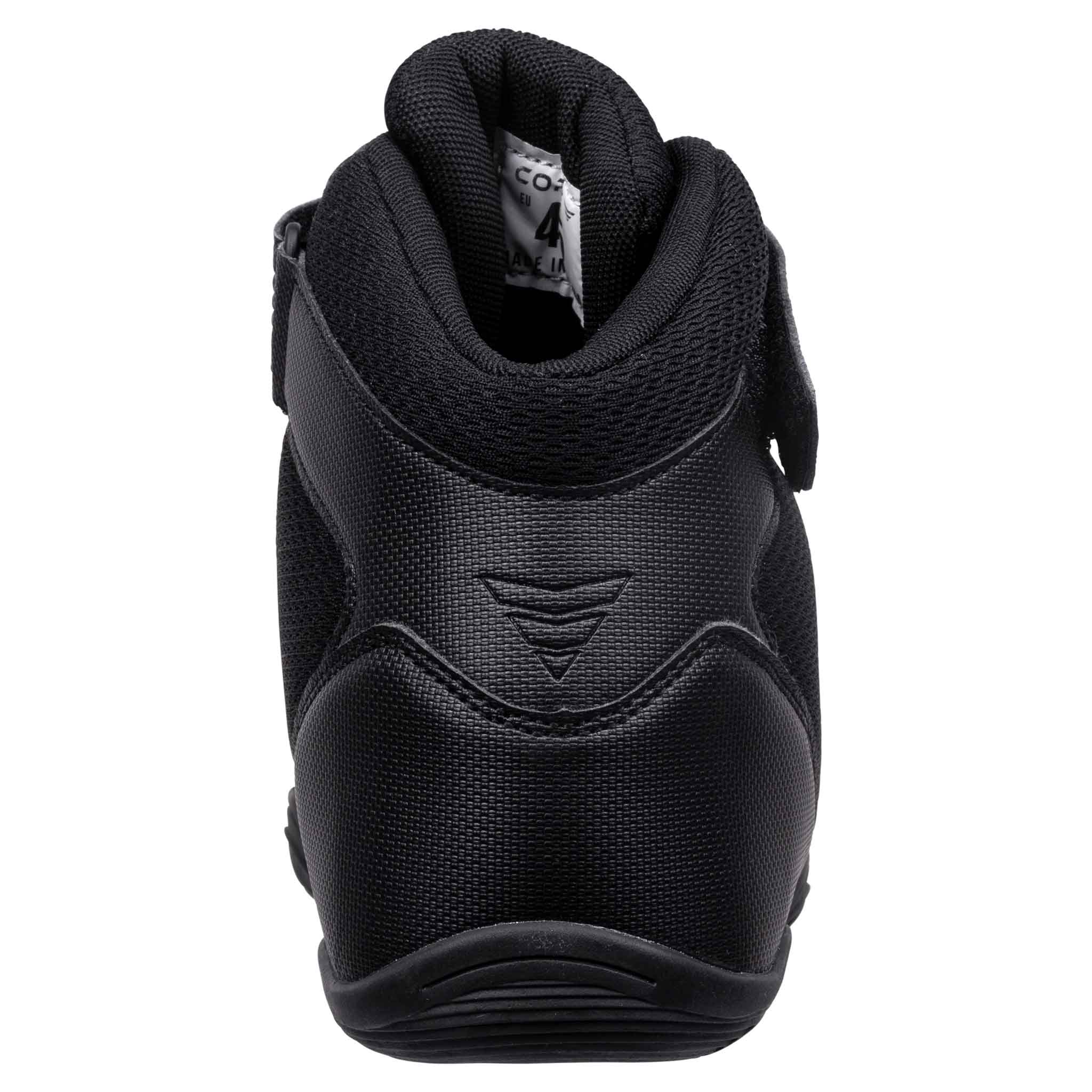 Rückansicht eines schwarzen High-Top-Sneakers mit strukturierter Ferse und Markenlogo vor weißem Hintergrund.