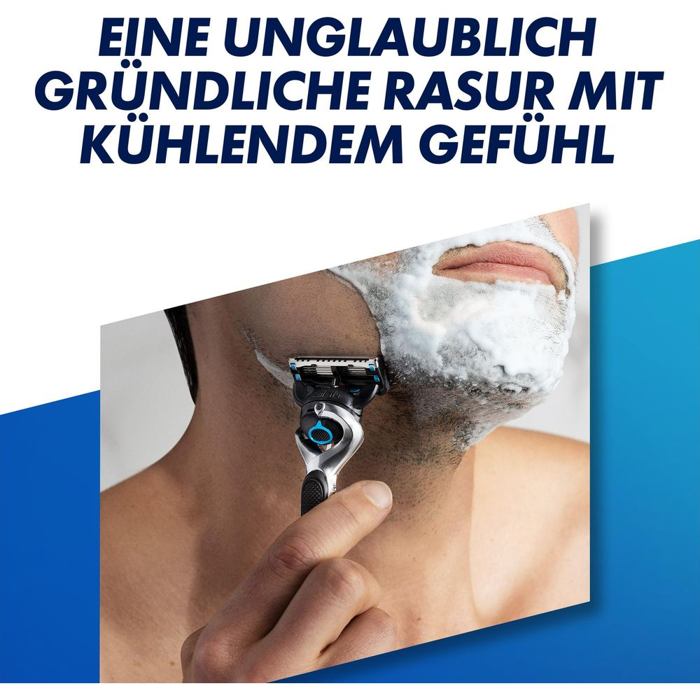 Un uomo che si rade la barba con schiuma e rasoio.