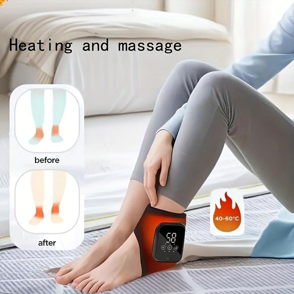Eine Person trägt eine orangefarbene Heiz- und Massagemanschette am Fußgelenk auf einem Bett.