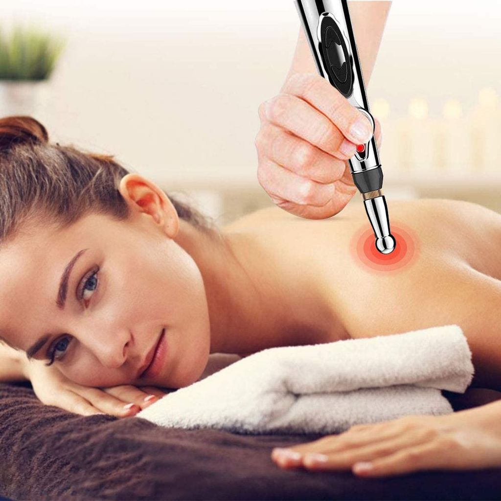 Eine Person benutzt während einer Massage einen silbernen elektronischen Akupunkturstift am Rücken einer Frau.