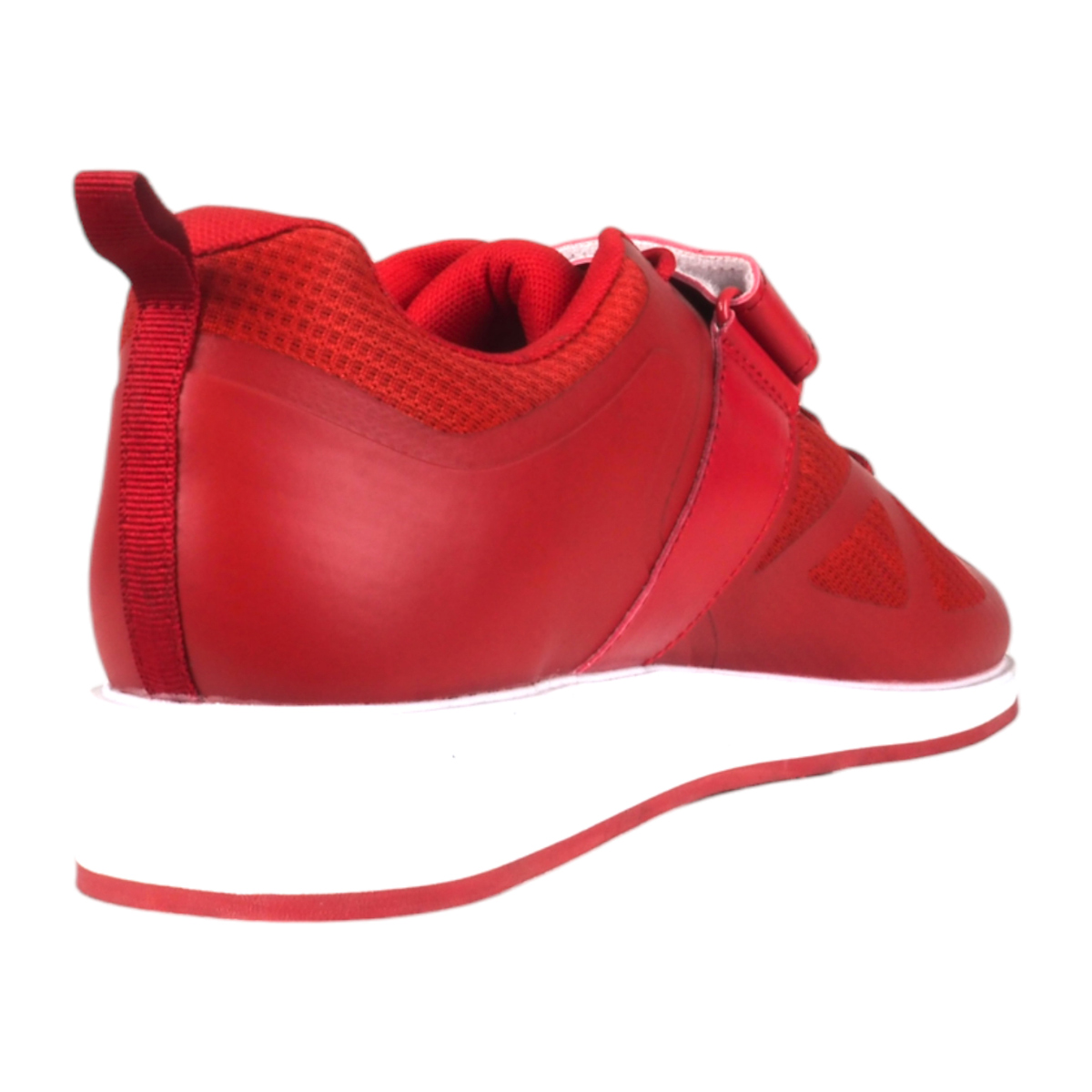 Ein einzelner roter Sneaker mit einer dicken weißen Sohle auf weißem Hintergrund.
