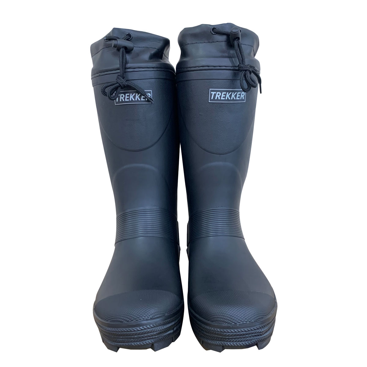 Paar schwarze Trekker-Gummistiefel mit Kordelzug und gerippten Sohlen auf weißem Hintergrund.