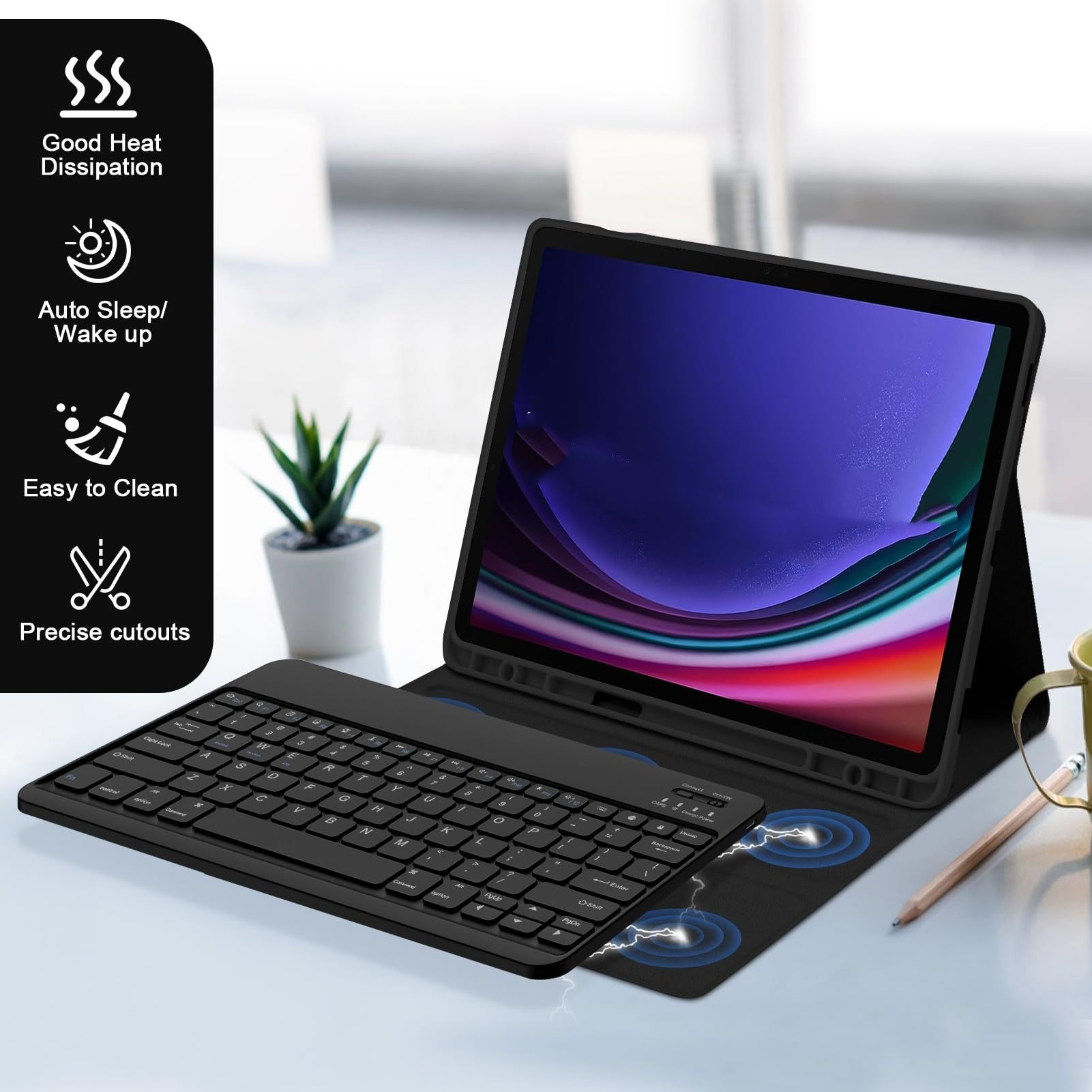 Custodia per tablet nera con tastiera wireless e matita su una scrivania bianca, con caratteristiche in evidenza.