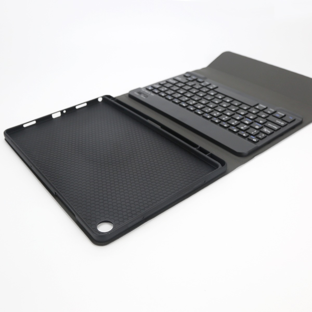 Custodia nera per tablet con tastiera integrata su sfondo bianco.