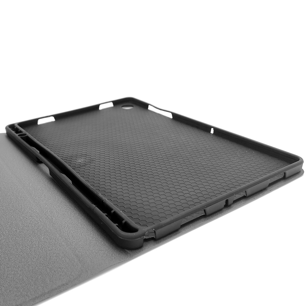 Una custodia nera per tablet con motivo a nido d'ape su fondo bianco.