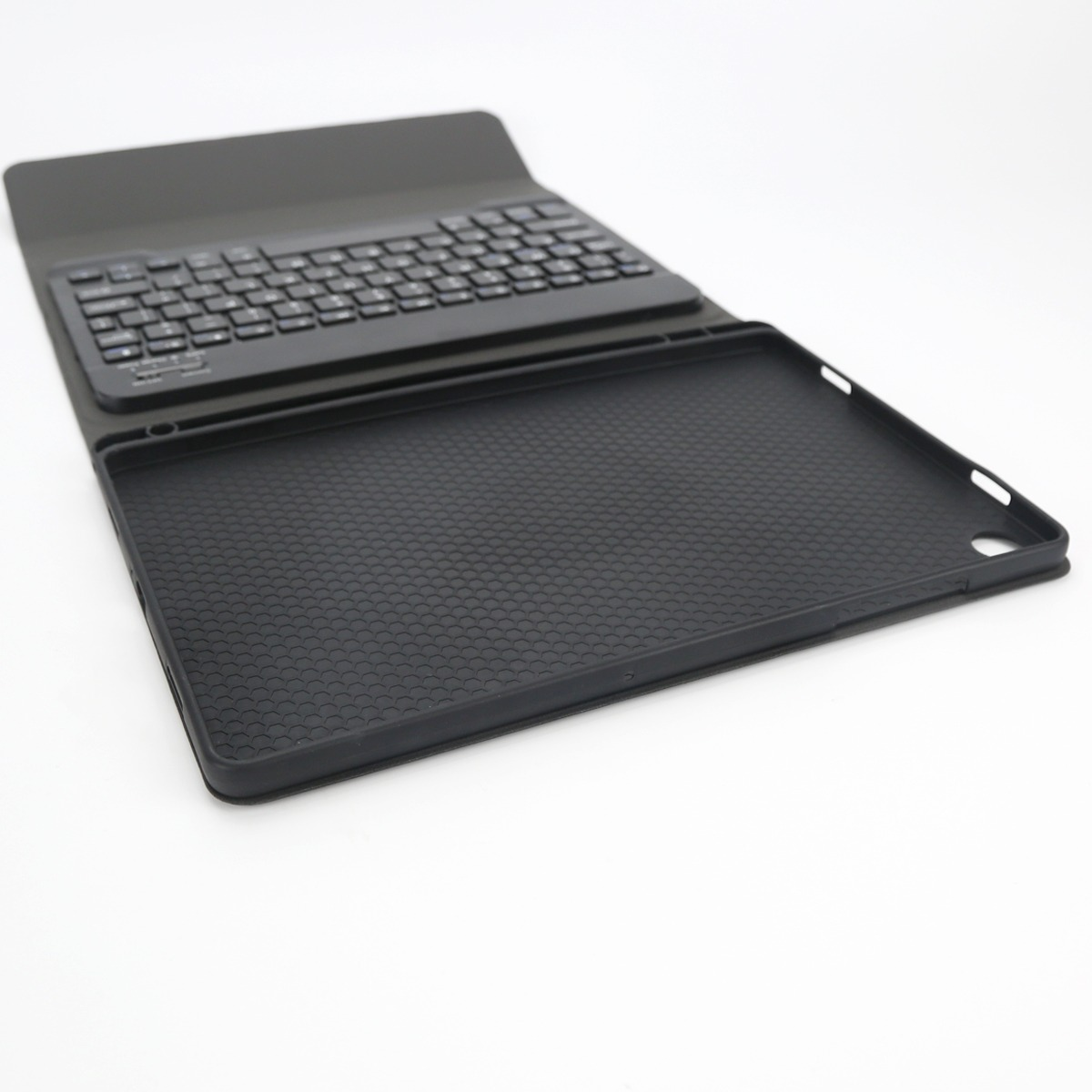 Una custodia nera per tablet con tastiera integrata su sfondo bianco.