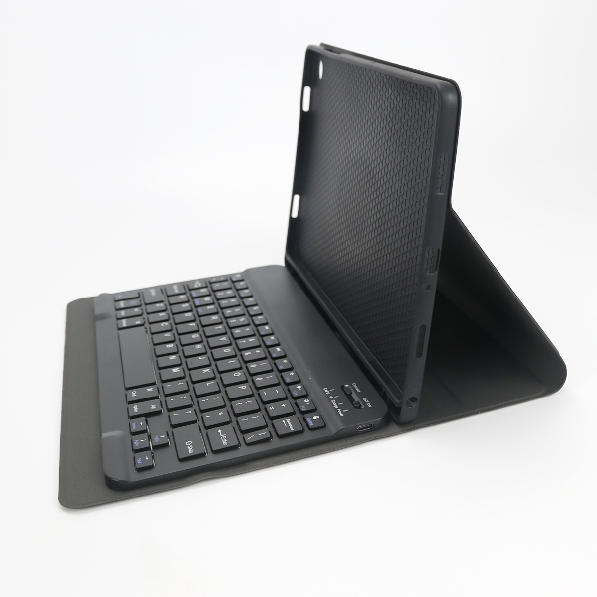 Custodia nera per tablet con tastiera integrata, appoggiata su sfondo bianco.