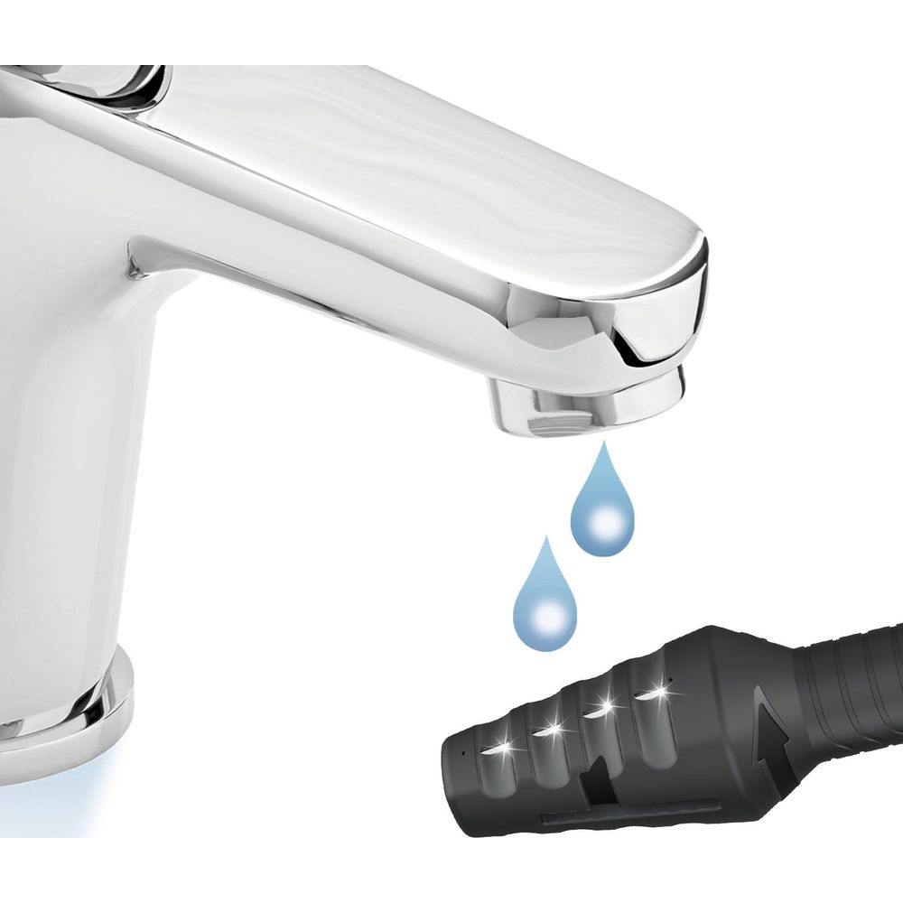 Un rubinetto d'acqua cromato gocciola su un accessorio anticalcare nero.