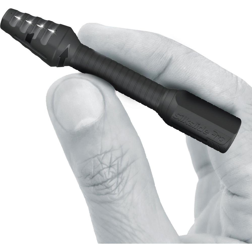 Una mano tiene un dispositivo nero Silkslide Pro su sfondo bianco.