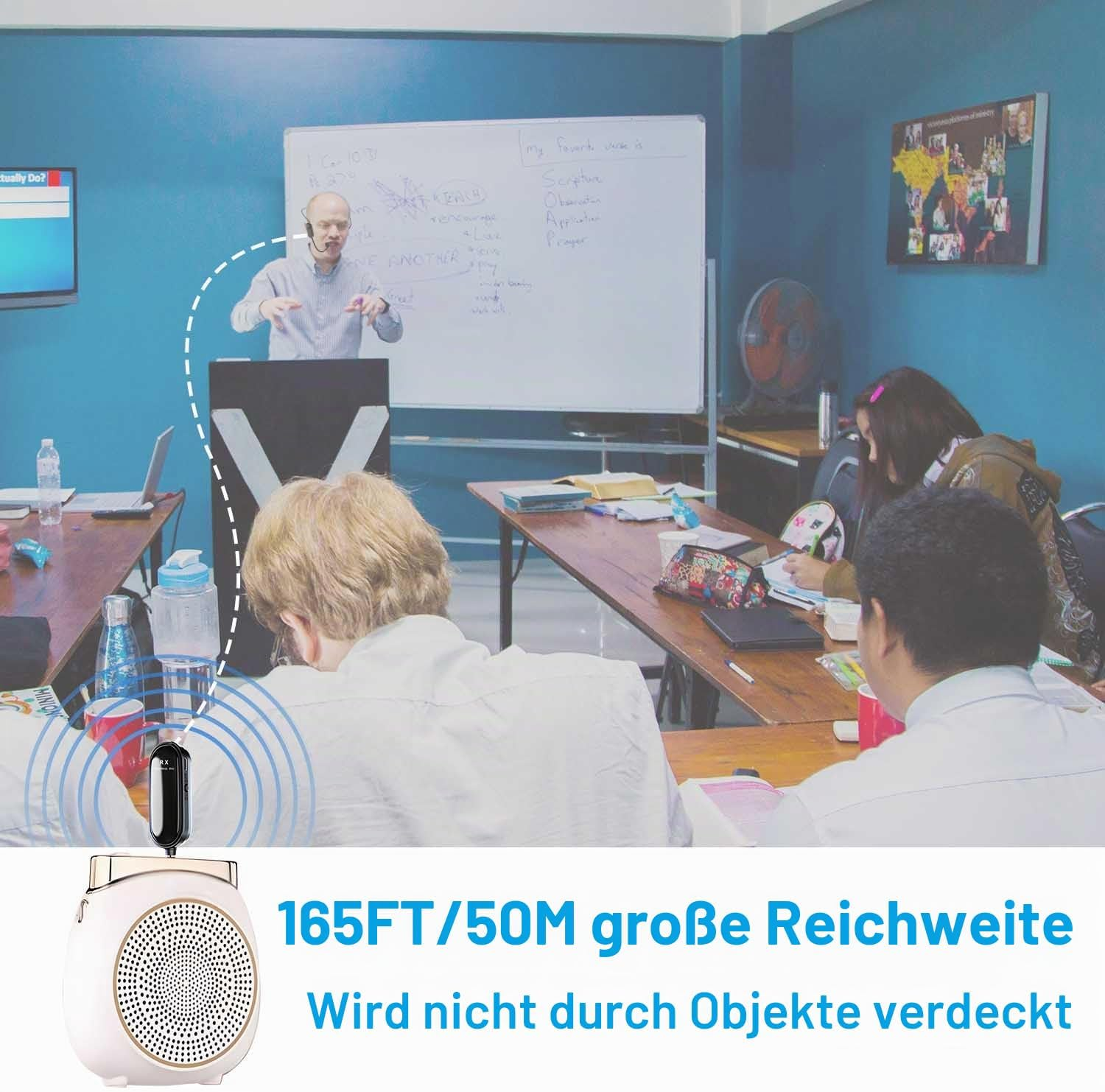 Ein Referent präsentiert in einem Klassenzimmer vor Schülern, mit einem drahtlosen Sprachverstärker.