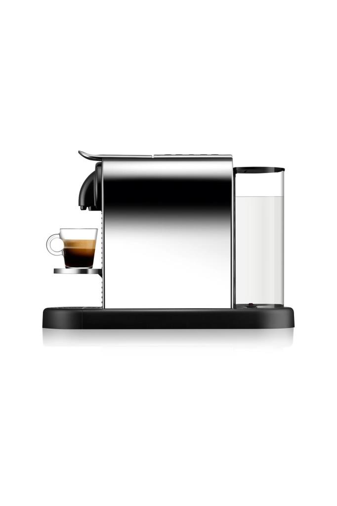 Su haznesi ve bir fincan espresso ile şık gümüş ve siyah espresso makinesi.