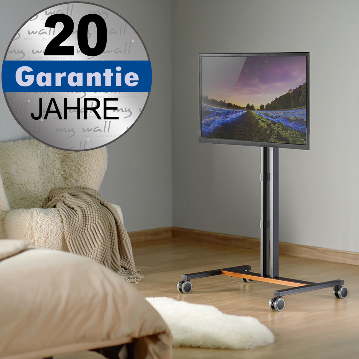 Ein Fernseher auf Rollen im Wohnzimmer mit 20 Jahren Garantie.