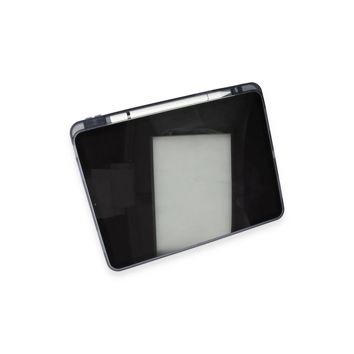 Gri kılıf ve kalem içeren bir tablet, beyaz zemin üzerinde çapraz duruyor.