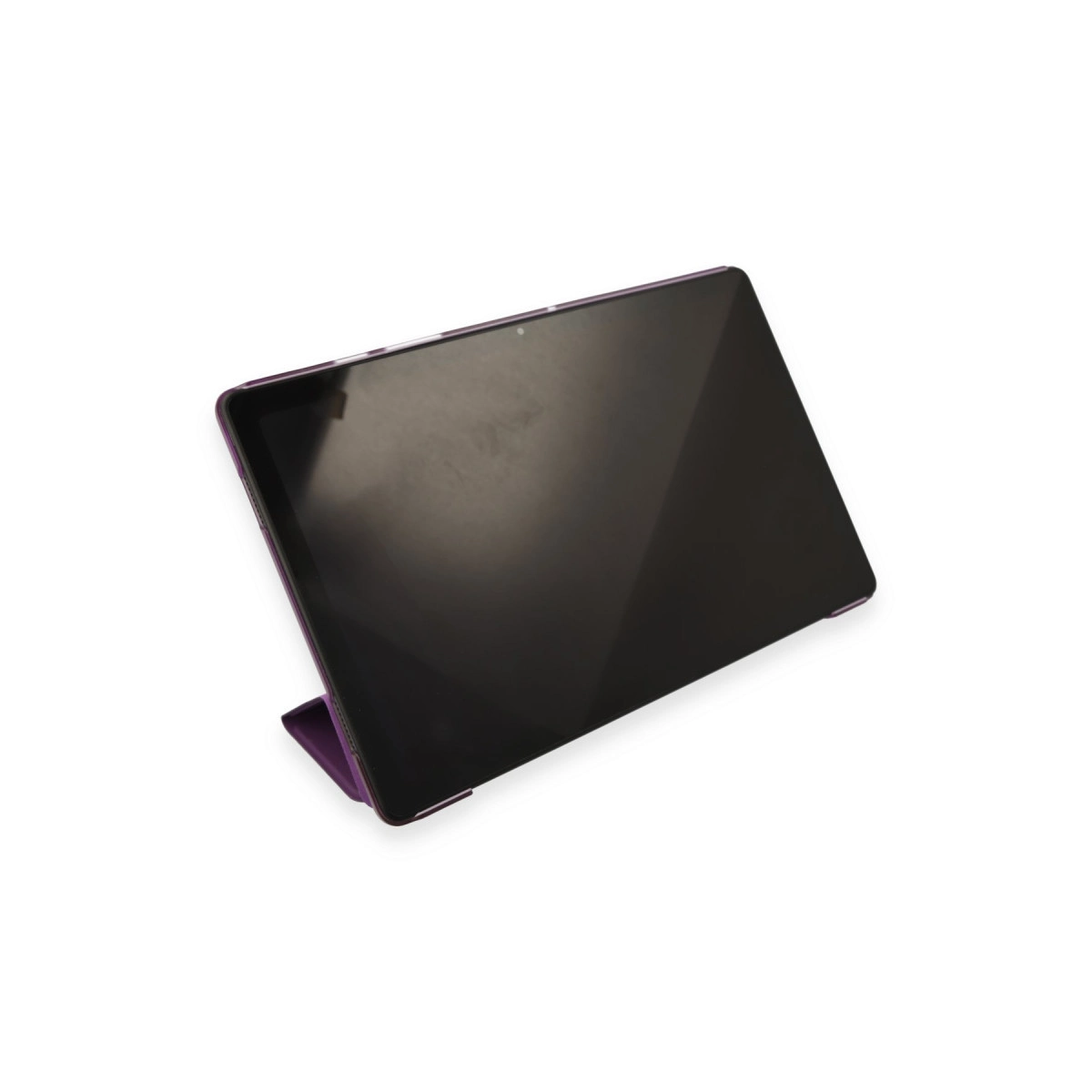 Beyaz bir zeminde duran, mor koruyucu kılıflı siyah bir tablet.