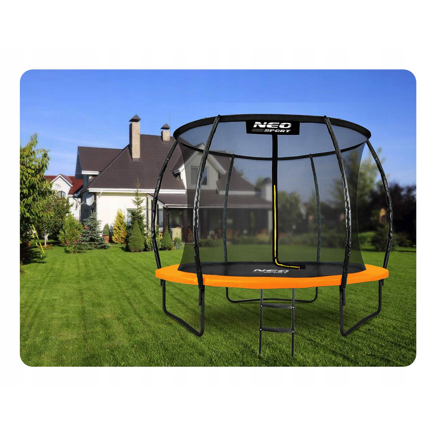 Pomarańczowo-czarna trampolina Neo-Sport z siatką zabezpieczającą na trawniku przed domem.