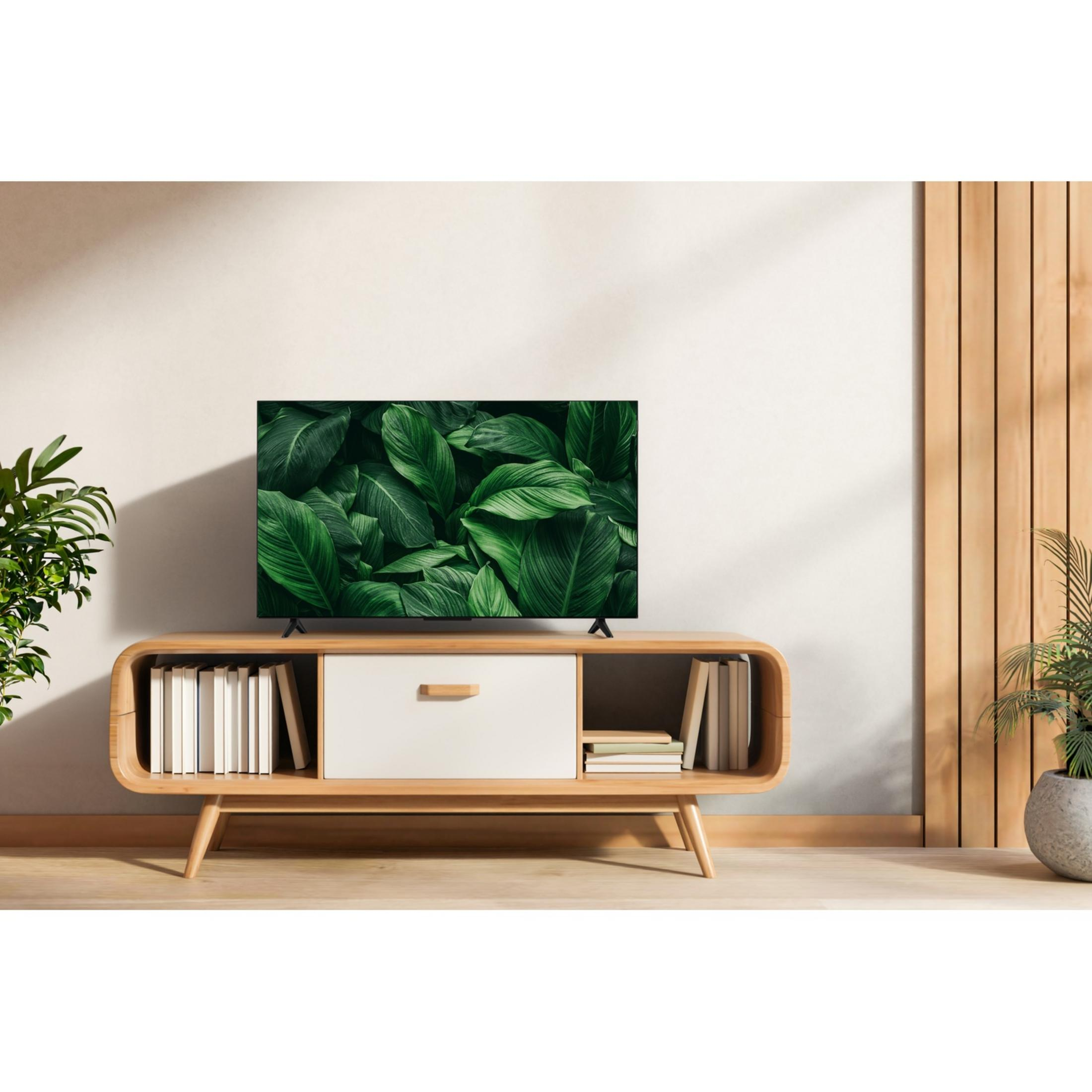Un mueble de TV de madera con libros y un televisor con hojas verdes, flanqueado por plantas en maceta.