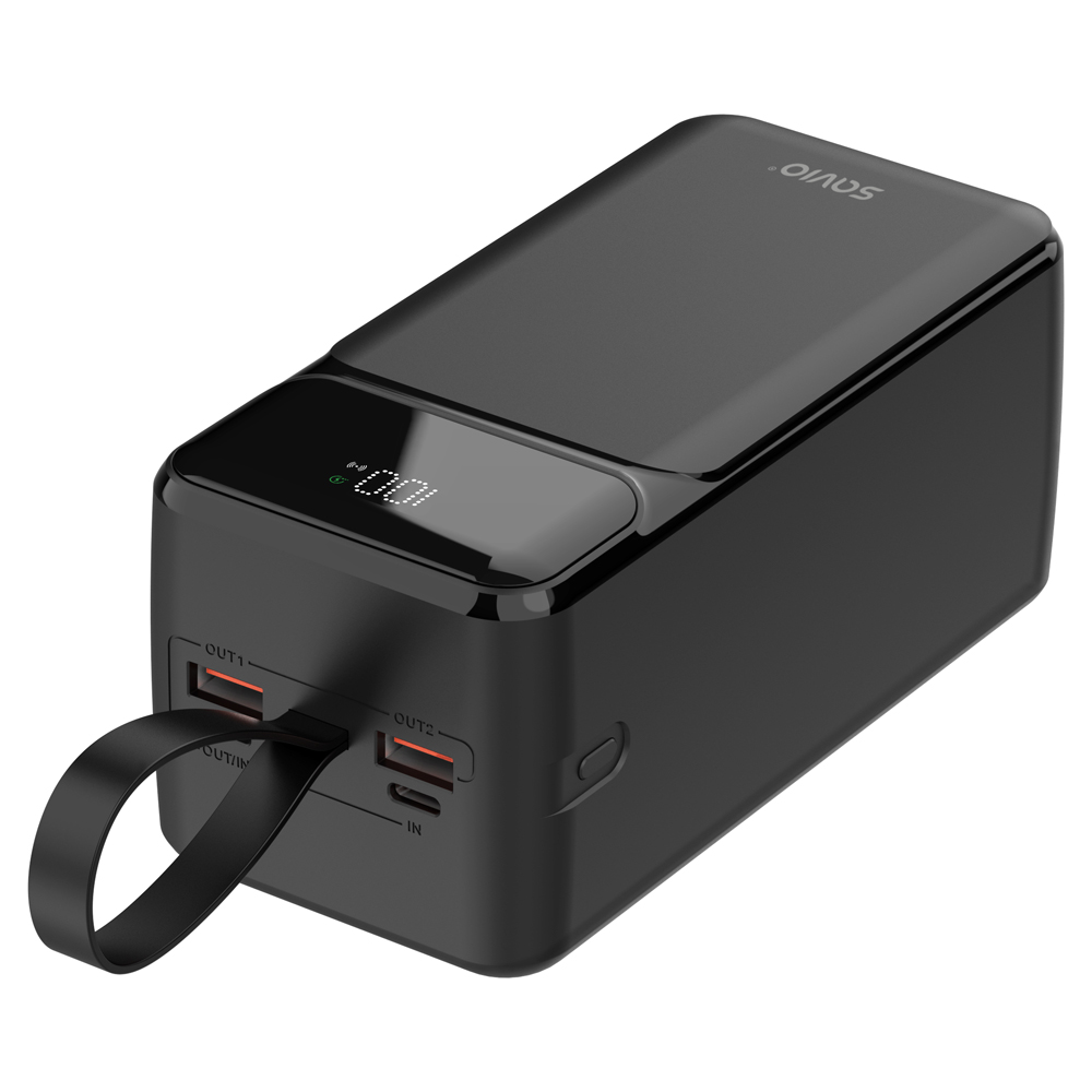 Czarny powerbank z cyfrowym wyświetlaczem, wieloma portami i paskiem na białym tle.