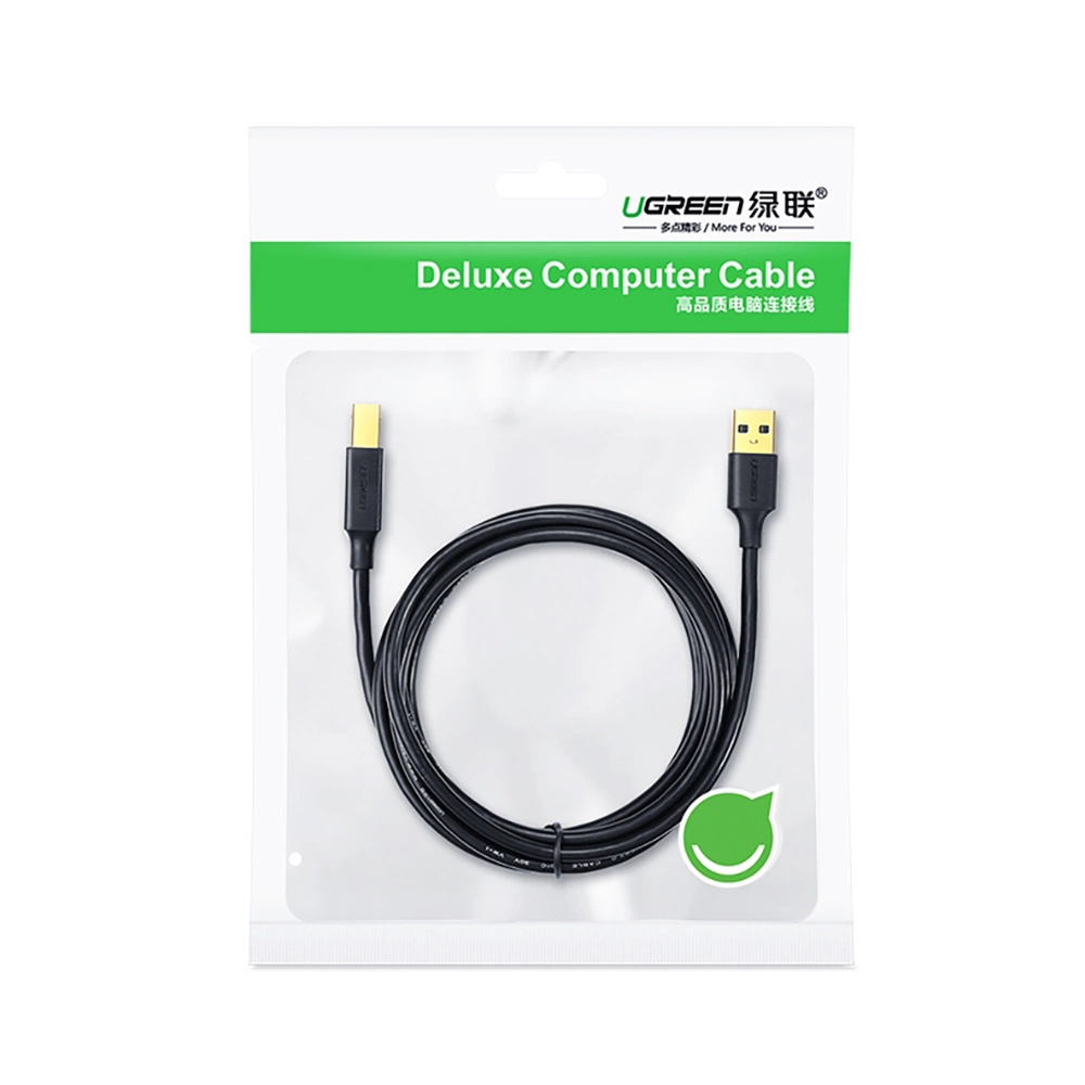 Un cavo USB nero arrotolato all'interno di una confezione Ugreen bianca e verde.