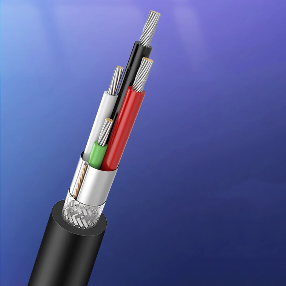 Un cavo elettrico spellato che mostra più fili interni colorati e una schermatura su sfondo blu.