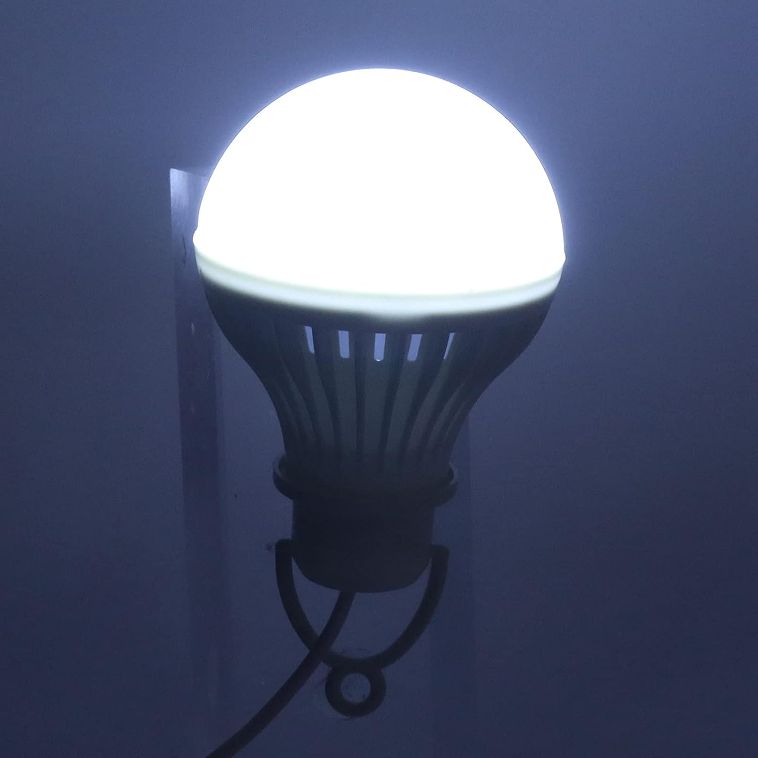 Eine helle, kugelförmige LED-Glühbirne leuchtet vor einem dunklen Hintergrund auf.