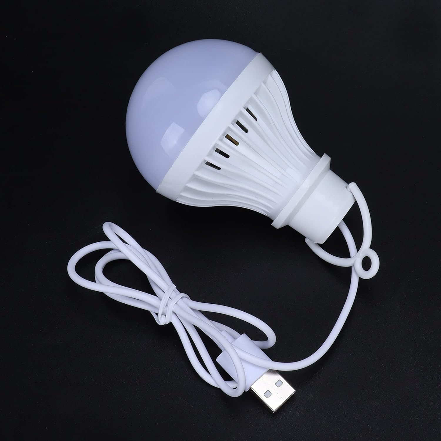 Eine weiße USB-LED-Glühbirne mit integriertem Haken und Kabel auf schwarzem Hintergrund.