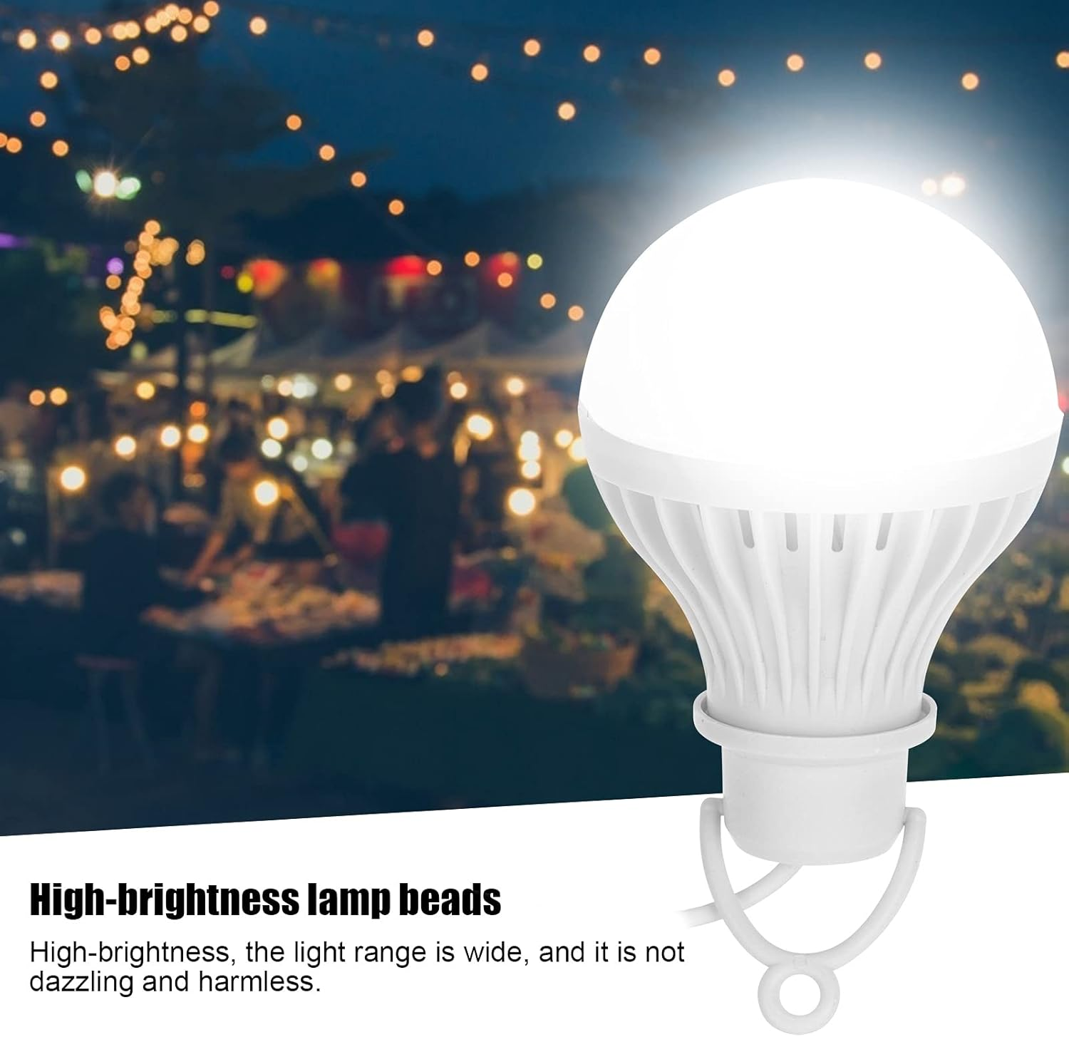 Eine helle weiße LED-Glühbirne im Vordergrund mit einem beleuchteten Nachtmarkt im verschwommenen Hintergrund.