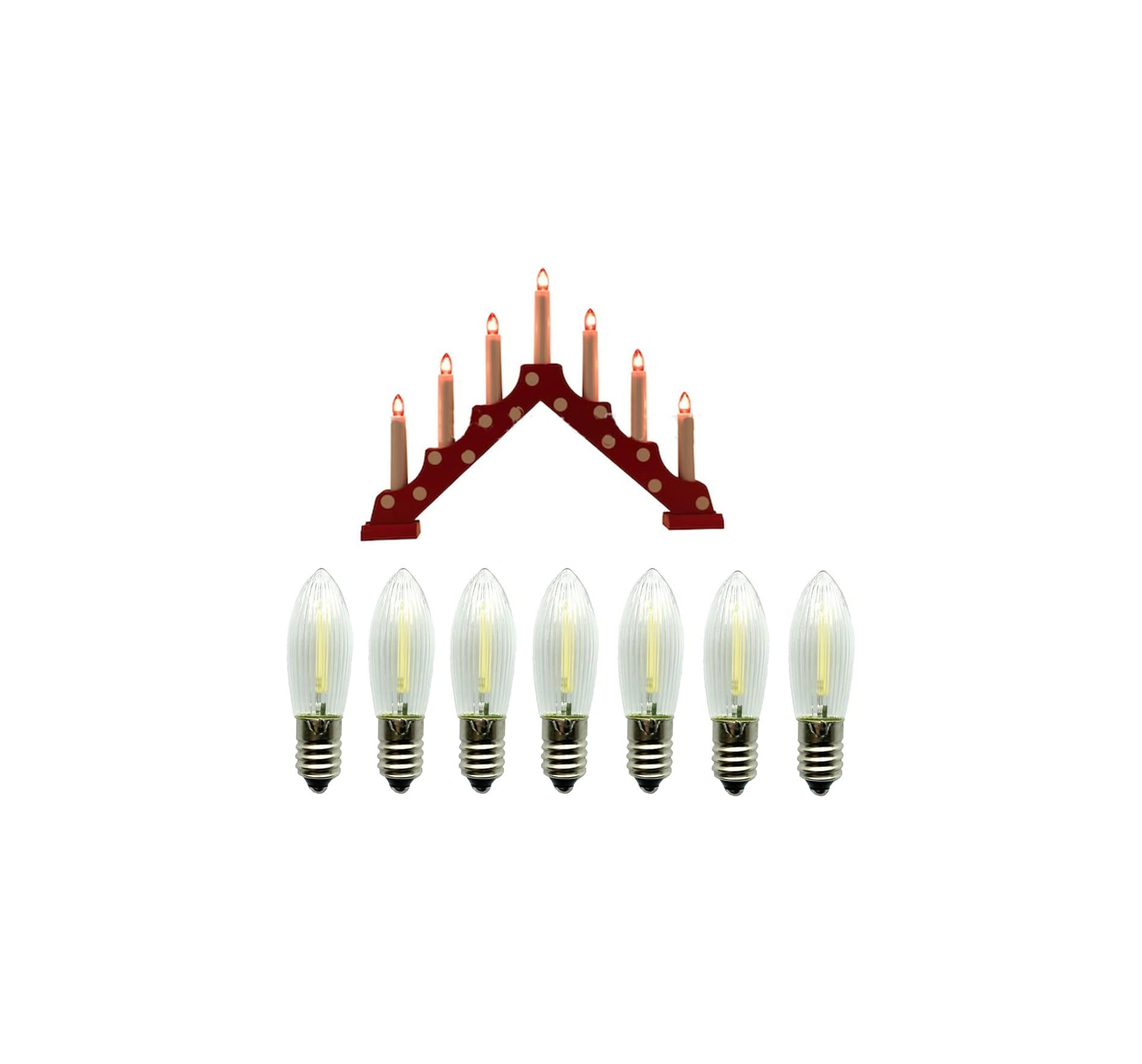 Ein roter Holzbogen-Kerzenhalter mit sieben brennenden Kerzen und sieben Ersatz-LEDs darunter auf weißem Grund.
