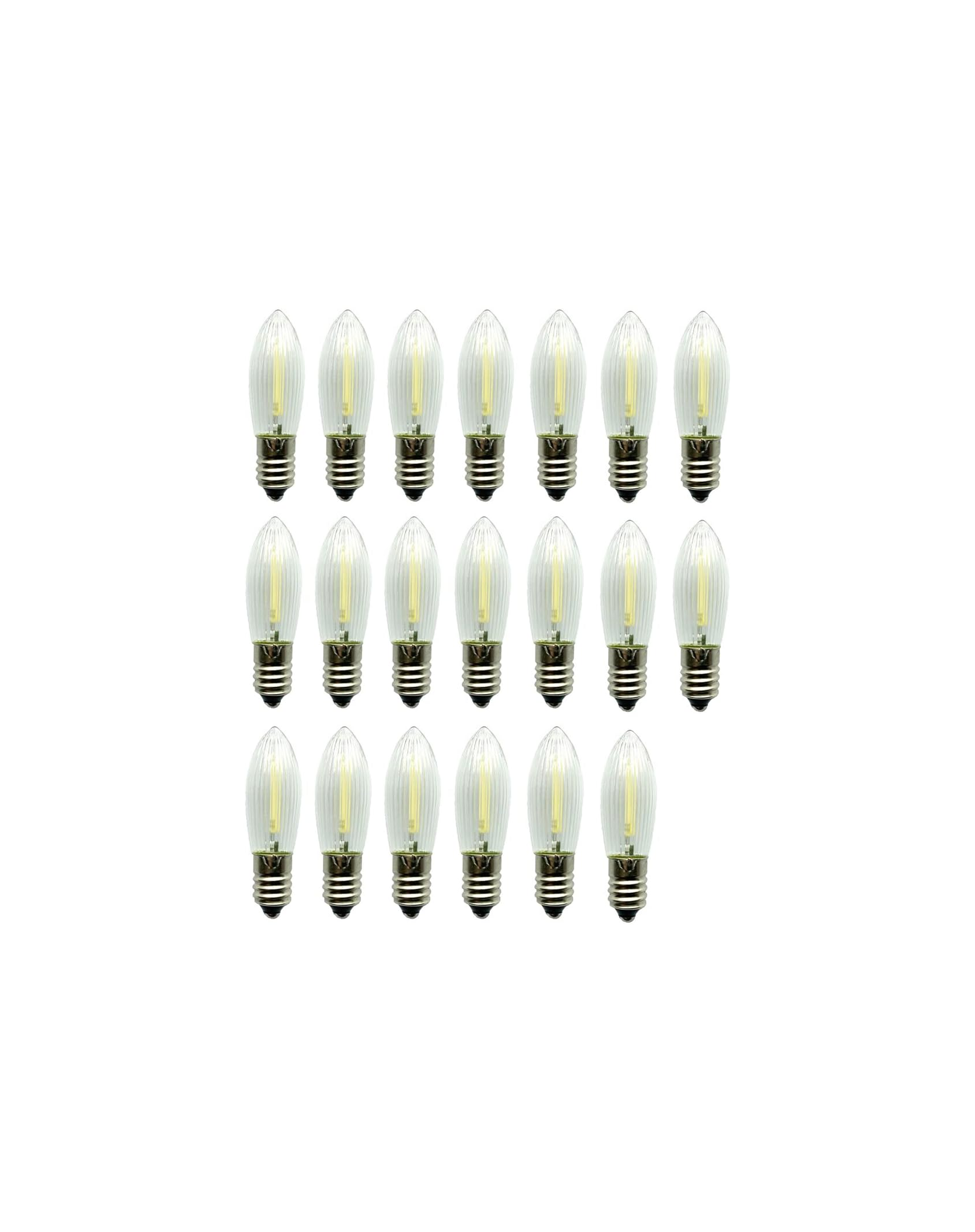 Eine Anordnung von zwanzig flammenförmigen LED-Kerzenlampen auf weißem Hintergrund.