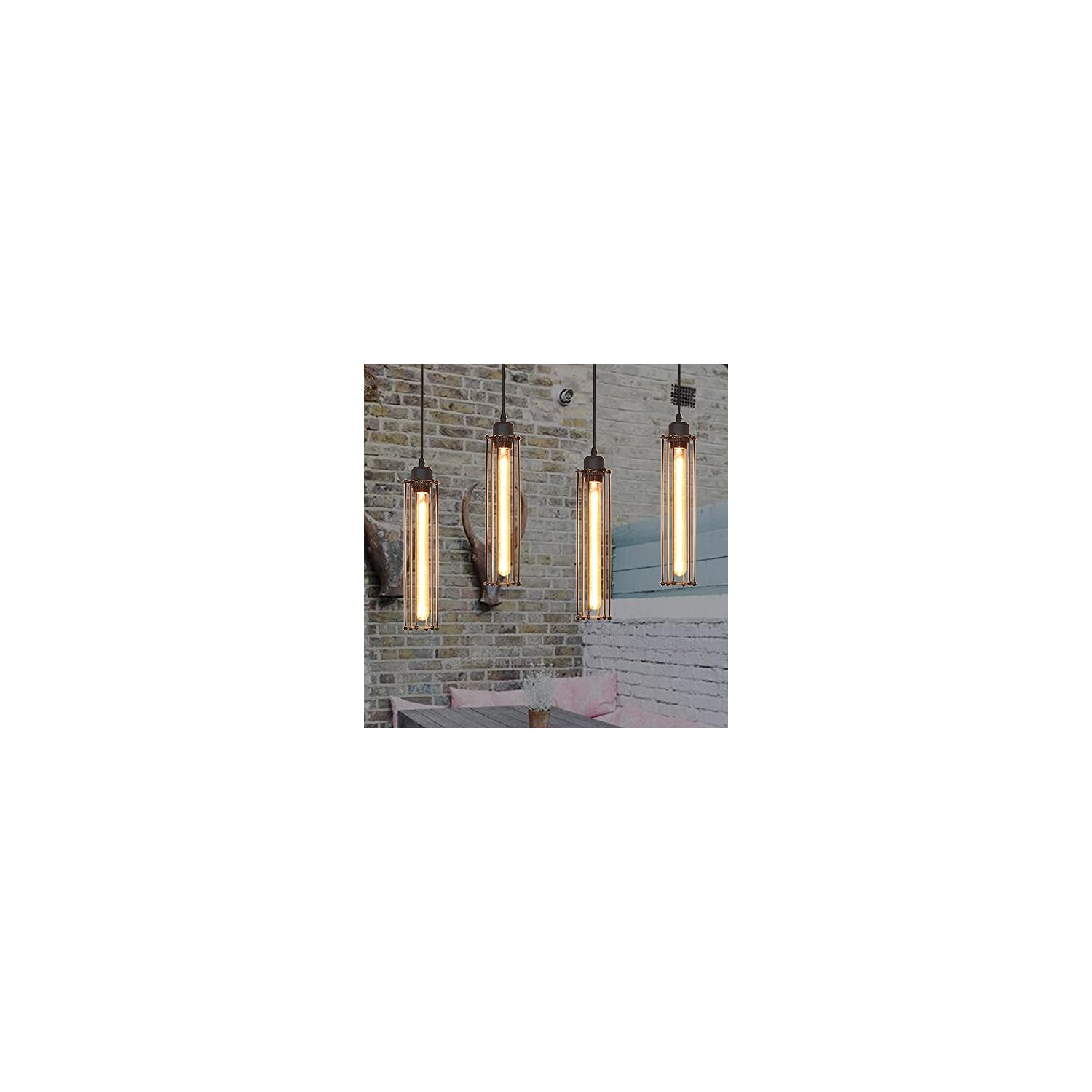 Vier hängende zylindrische Edison-Lampen in Metallkäfigen vor einer Ziegelwand.