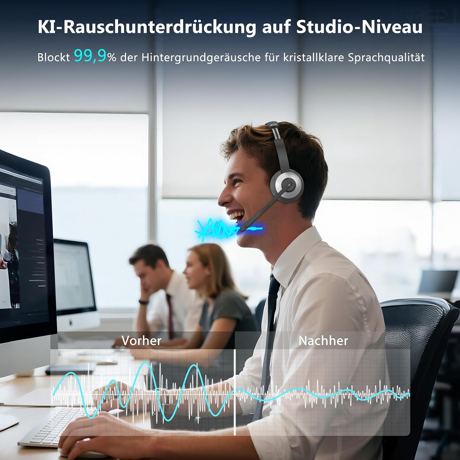 Ein Mann sitzt mit Headset an einem Schreibtisch im Büro, während im Hintergrund Kollegen arbeiten.