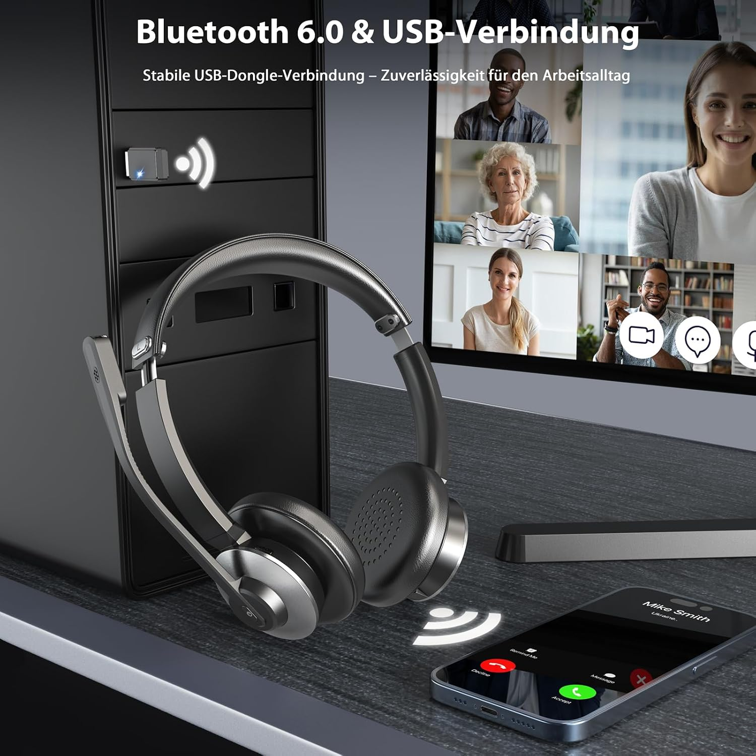 Schwarzes Headset auf einem Tisch vor einem PC und einem Monitor mit Videokonferenz, ein Smartphone daneben.