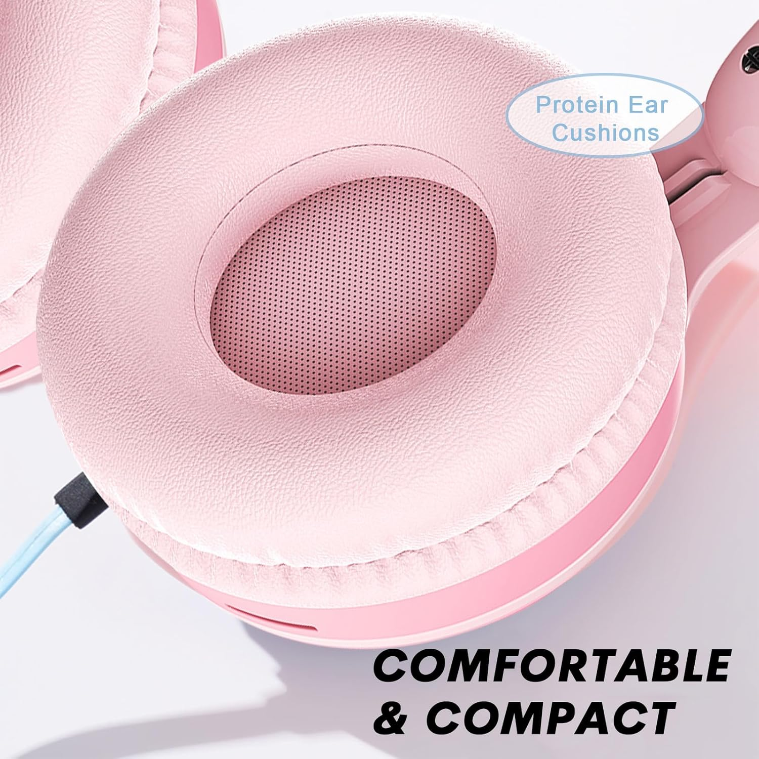 Nahaufnahme eines rosafarbenen Ohrpolsters von Kopfhörern mit Text 'Protein Ear Cushions'.