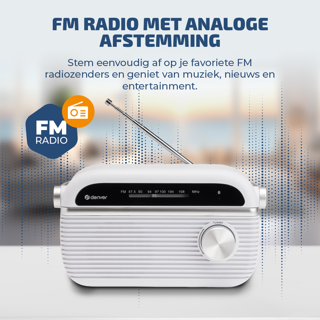 Een witte Denver-radio met analoge knoppen, antenne en tekst over FM-radio.