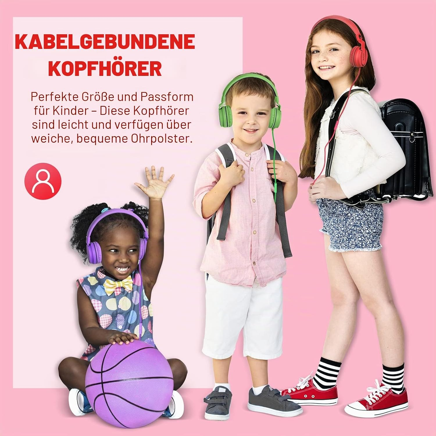 Drei lächelnde Kinder tragen bunte Kopfhörer und Rucksäcke vor rosa Hintergrund mit deutschem Text.