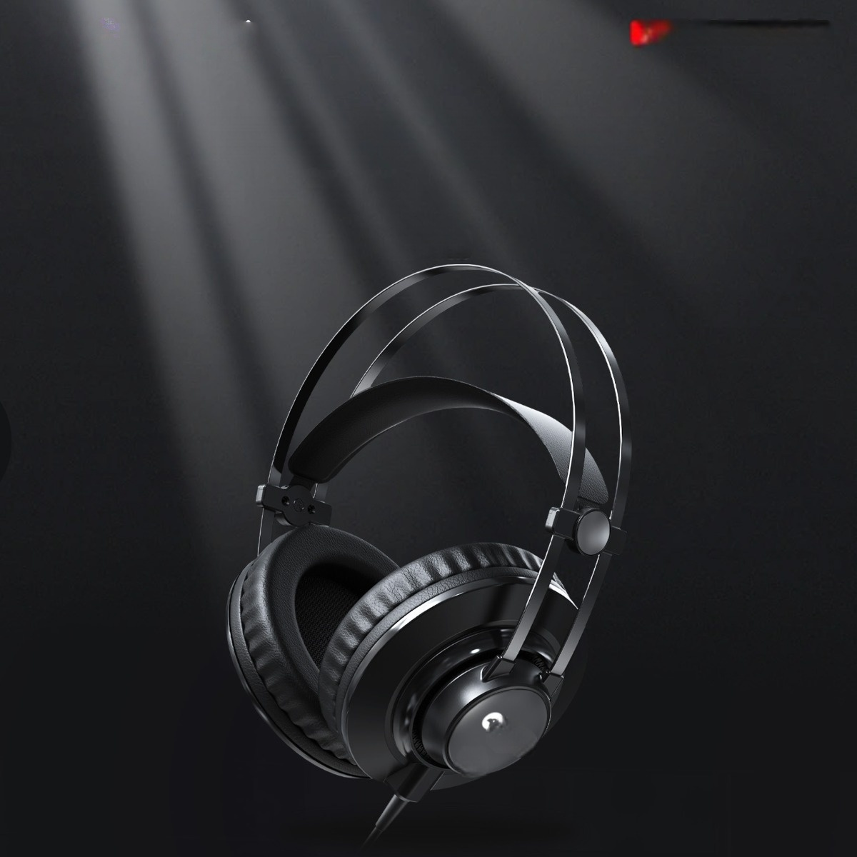 Schlichte schwarze Over-Ear-Kopfhörer vor dunklem, beleuchtetem Hintergrund mit leichten diagonalen Lichtstrahlen.