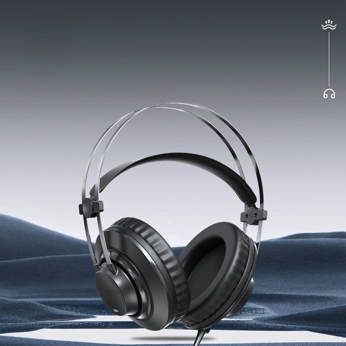 Schwarze Over-Ear-Kopfhörer mit silbernem Doppelbügel vor dunklem Wellenhintergrund.