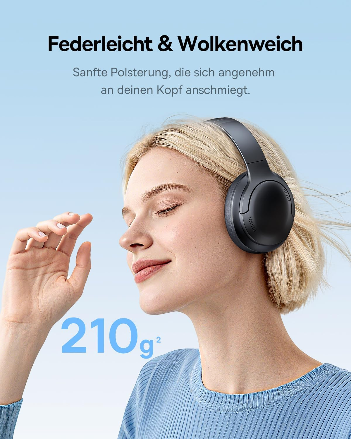 Blonde Frau mit geschlossenen Augen trägt schwarze Over-Ear-Kopfhörer vor blauem Hintergrund.