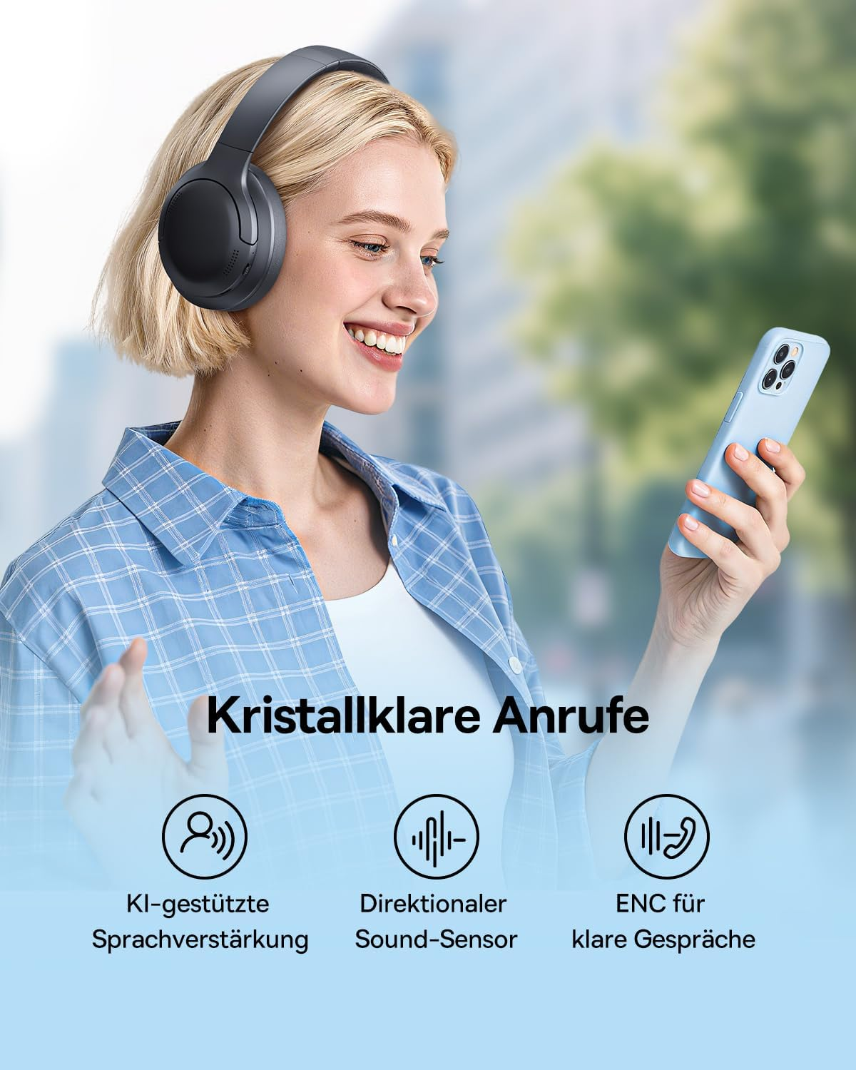 Eine blonde Frau lächelt, trägt graue Kopfhörer und hält ein blaues Smartphone mit deutscher Beschriftung.