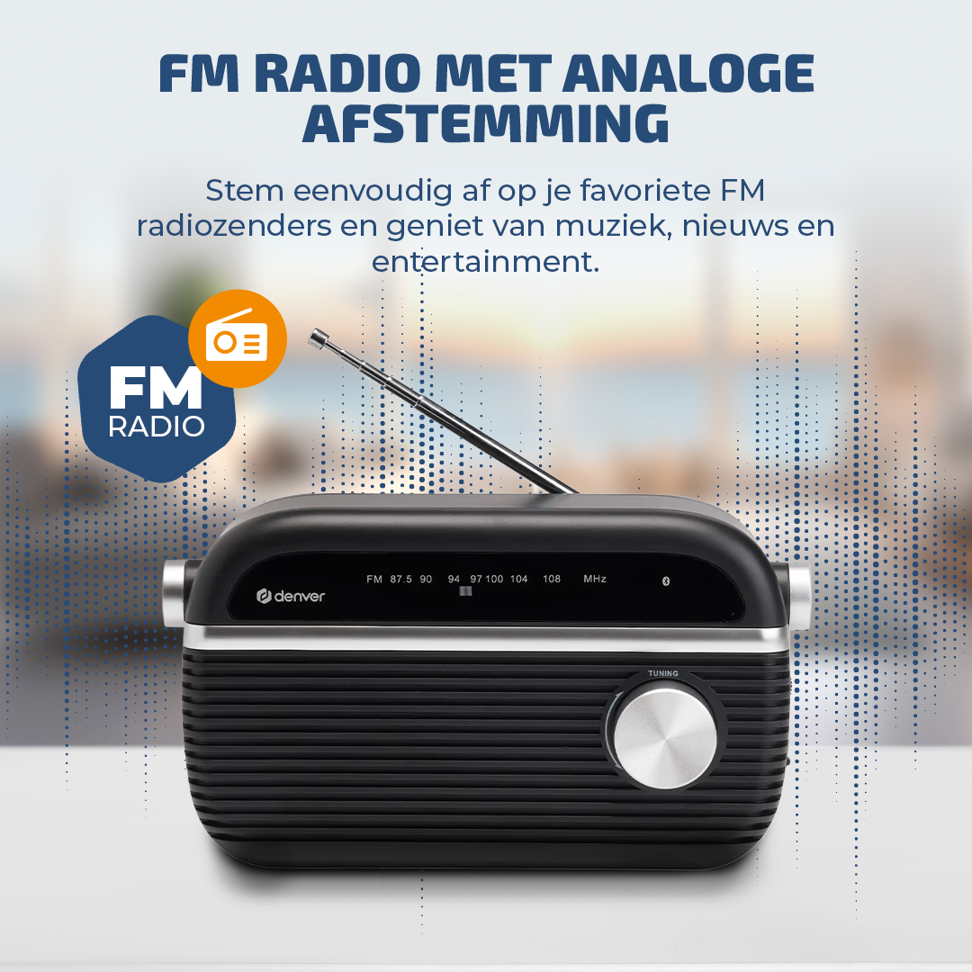 Een zwarte retro FM-radio met zilveren afstemknop en antenne, tegen een wazige achtergrond met Nederlandse tekst.