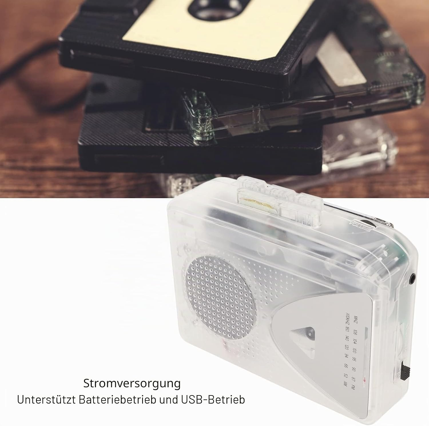 Ein transparenter Kassettenrekorder mit Lautsprecher und Radioskala liegt unter Audiokassetten.